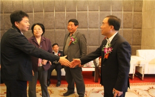國家發(fā)展改革委資源節(jié)約與環(huán)境保護司牛波處長（和劉總握手）、全國墻材革新工作委員會會長滕軍力（女士）