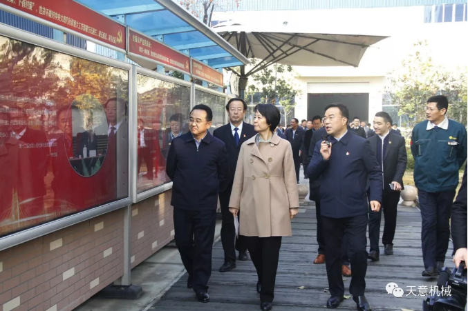 濟(jì)寧市委常委、組織部部長(zhǎng)孔凡萍帶領(lǐng)全市“兩新”組織黨建工作現(xiàn)場(chǎng)觀摩團(tuán)蒞臨天意機(jī)械調(diào)研指導(dǎo)